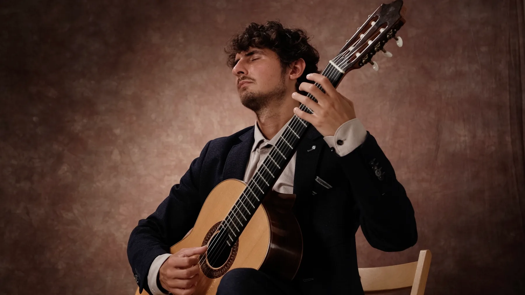 Portrait of Silvan de Smit playing classical guitar.