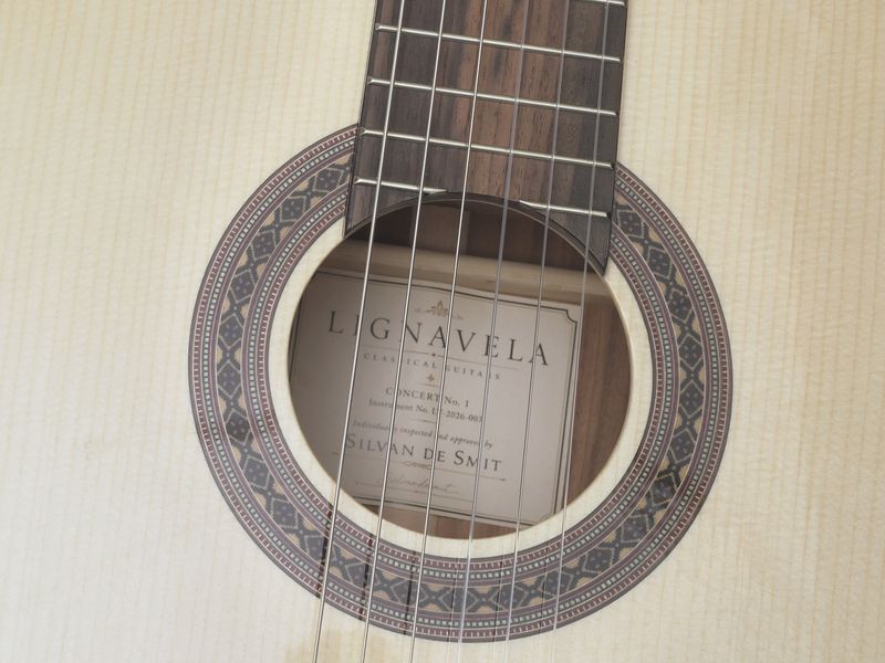 Close-up van het label in de klankkast van een Lignavela-gitaar, met de naam Silvan de Smit